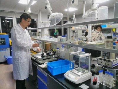 研發(fā)創(chuàng)新破壟斷，成果轉化增效益——記化學與材料工程學院熊前程博士在新材料技術研發(fā)領域的卓越貢獻